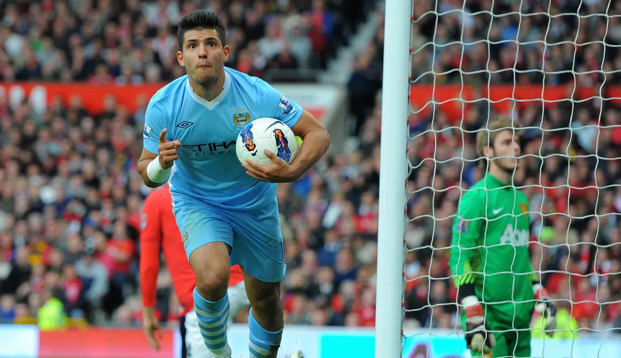 Sergio Aguero. Eks striker Brasil berusia 34 tahun yang telah pensiun dini pada Desember 2021 bersama Barcelona akibat masalah kesehatan ini menjadi pemain dengan catatan gol terbanyak keempat pada musim debutnya di Pemier League Liga Inggris. Sergio Aguero total mencetak 23 gol dari 34, setara dengan Ruud van Nistelrooy pada musim 2011/2012 saat ia menjalani musim pertamanya di Premier League Liga Inggris bersama Manchester City setelah didatangkan dari Atletico Madrid. (AFP/Andrew Yates)