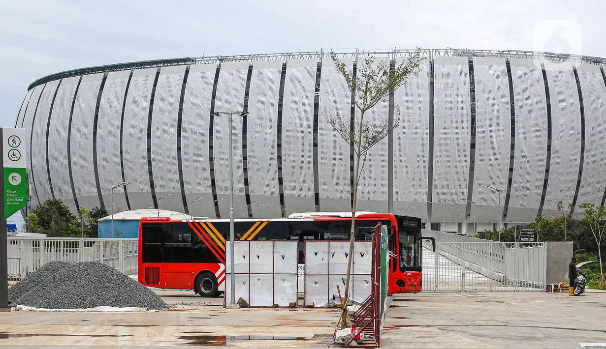 Bus Transjakarta menunggu penumpang di Jakarta International Stadium (JIS) di Tanjung Priok, Selasa (1/3/2022). PT Transportasi Jakarta (Transjakarta) mulai melakukan uji coba layanan non bus rapid transit (non BRT) rute 14 yang melayani trayek Stadion JIS - Senen. (Liputan6.com/Herman Zakharia)