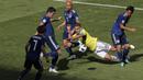 Pemain Kolombia, Radamel Falcao (tengah) berusaha menerobos pertahanan Jepang pada laga grup H Piala Dunia 2018 di Mordavia Arena, Saransk, Rusia, (19/6/2018). Jepang menang 2-1.(AP/Vadim Ghirda)