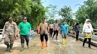 Kapolres Bojonegoro membagikan nasi bungkus untuk warga korban banjir di Bojonegoro. (Istimewa)