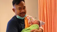 8 Tahun Menanti, Ini 5 Momen Bahagia Bedu Dikaruniai Anak Perempuan