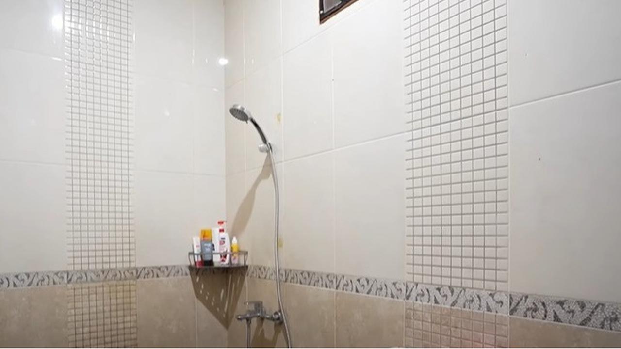 5 Potret Kamar Mandi Jirayut di Rumah Kontrakannya Sampai Bikin Andre Taulany Terkejut