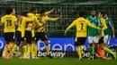Para pemain Borussia Dortmund merayakan gol pertama yang dibuat bek Raphael Guerreiro (tengah), ke gawang Werder Bremen dalam laga lanjutan Bundesliga Liga Jerman 2020/21 pekan ke-12 di Weserstadion, Bremen, Selasa (15/12/2020). Dortmund menang 2-1 atas Bremen. (AFP/Patrik Stollarz/Pool).