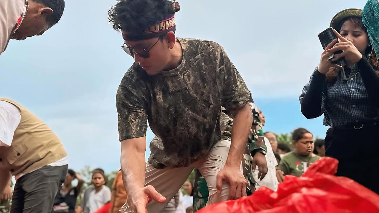 Potret Denny Sumargo Serahkan Bantuan Rp 1,7 Miliar untuk Korban Gunung Lewotobi di NTT