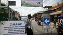 Petugas menjaga jalan yang terkena pengalihan arus di kawasan Otista, Jakarta, Kamis (23/4/2015). Jalan Otto Iskandardinata 3 akan ditutup selama 70 hari karena proyek pembangunan sodetan Kali Ciliwung kembali dilanjutkan. (Liputan6.com/Faizal Fanani)