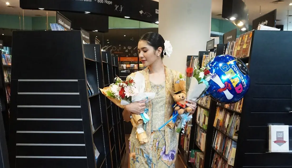 Kebaya warna nude jadi favorit Mikha Tambayong, kali ini dipasangkan dengan kain motif floral yang cantik. Model Kutubaru yang timeless pasti akan terpakai di semua acara. (Foto: Instagram @miktambayong).