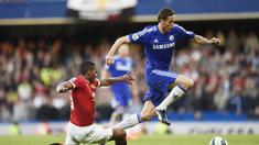 Aksi pemain Chelsea, Nemanja Matic melewati hadangan Antonio Valencia