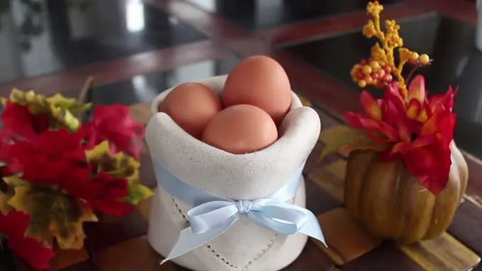 Yuk! Bikin Keranjang Telur dari Serbet di Meja Makan Rumahmu