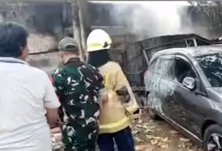 Mobil Terparkir di Tebet Terbakar