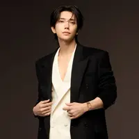 Kolaborasi ini diperkenalkan melalui seri wawancara eksklusif The Hour Before, yang menyoroti kesamaan nilai antara sang idola K-Pop dan Maison legendaris tersebut, terutama dalam hal seni, presisi, serta dedikasi terhadap keahlian. [dok/ Jaeger-LeCoultre].