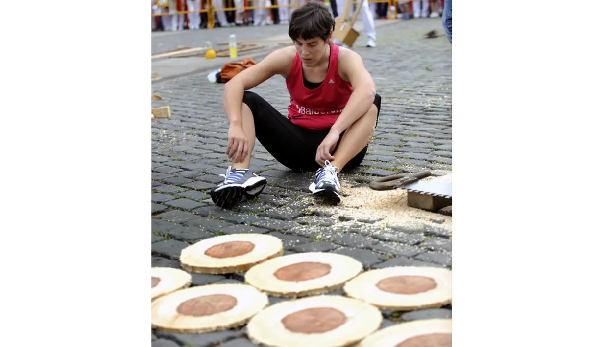 Reaksi Ainhoa ??Iraizoz, usai memotong batang pohon dengan "tronza" saat kejuaraan olahraga pedesaan di festival San Fermin yang dihelat di Pamplona, Spanyol Utara, (8/7/2014). (AFP PHOTO/Ander Gillenea)