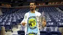 Novak Djokovic memamerkan pakaian yang digunakannya dengan gambar Kobe Bryant bersama dirinya dan tulisan "Mamba Forever" setelah keluar sebagai juara US Open 2023 yang berlangsung di Arthur Ashe, New York, Senin (11/9/2023) pagi WIB. (AFP/Getty Images/Clive Brunskill)