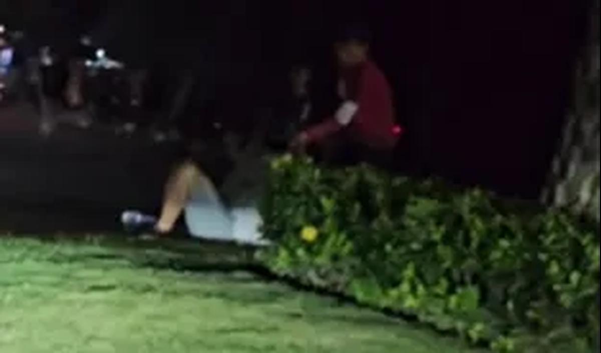 Perdebatan dan cekcok antar keduanya pun terjadi di tengah jalan hingga menarik perhatian warga.