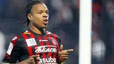 Selebrasi gol ala striker Nice, Loic Remy di laga lanjutan Ligue 1 melawan Toulouse di Ray Stadium, Nice, 22 November 2009. Nice unggul 1-0. AFP PHOTO VALERY HACHE 