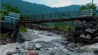 Jembatan Kali Mrawu putus, ratusan warga Dukuh Buana terisolasi. (Liputan6.com/Galoeh Widura)