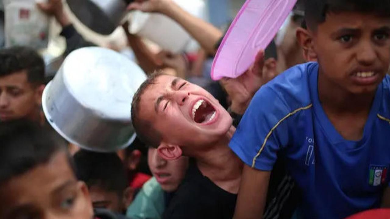 Bayangkan Peluru Menghujani Ribuan Orang yang Berdesakan Antre Bantuan Makanan', Israel Bantai 80 Warga Gaza