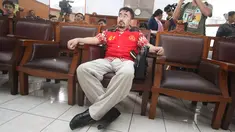 Mantan Ketua Persatuan Artis Film Indonesia (Parfi), Gatot Brajamusti alias Aa Gatot, duduk menunggu sidang perdana kasus tindakan asusila di Pengadilan Negeri Jakarta Selatan, Kamis (12/10). (Liputan6.com/Immanuel Antonius)