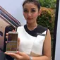 Model sedang memegang Galaxy A5. (Liputan6.com/ Andina Librianty)