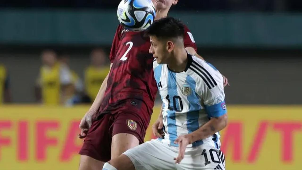 Timnas Argentina tampil menyerang sejak awal laga dan berhasil membuka keunggulan di menit ke-15 melalui gol bunuh diri dari Luis Vieira.<br>
