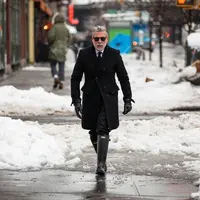 Usia kakek ini sudah 50 tahun lebih. Tapi ke-keceannya bikin kamu masih kesengsem dan lumer ngeliatnya. Dijamin!