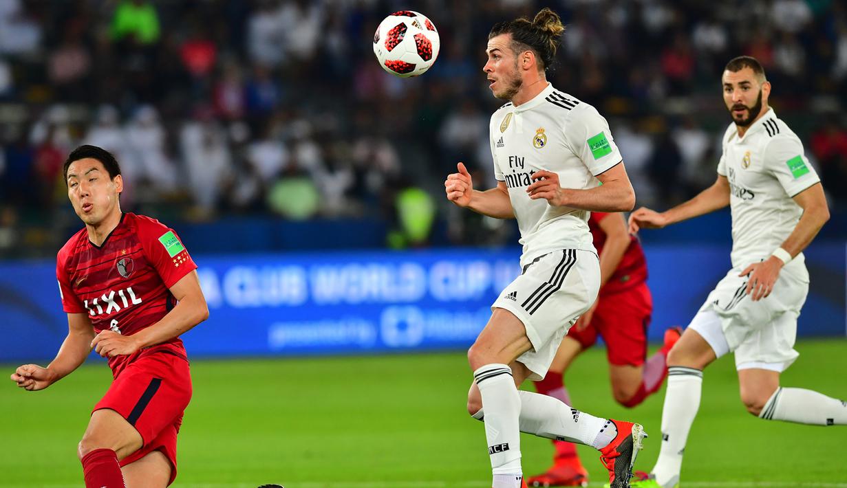 Gelandang Real Madrid, Gareth Bale, berusaha mengontrol bola saat melawan Kashima Antlers pada laga Piala Dunia Antarklub di Stadion Zayed Sports City, Abu Dhabi, Rabu (19/12). Madrid menang 3-1 atas Kashima. (AFP/Giuseppe Cacace)
