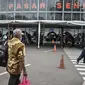 Suasana Stasiun Pasar Senen, Jakarta, Senin (20/12/2021). Jelang libur Natal dan Tahun Baru, kepadatan penumpang kereta api jarak jauh mulai terlihat di Stasiun Pasar Senen. (merdeka.com/Iqbal S. Nugroho)