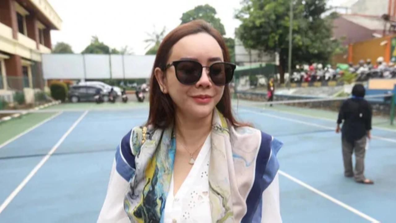 Potret Kece Aura Kasih Berkacamata Hitam Datangi Pengadilan Agama Jakarta Selatan buat Urus Perwalian Anak