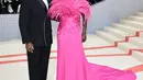 Gaun merah muda bold Viola Davis di karpet merah. Dengan bulu-bulu yang mengesankan di bagian dada. [@violadavis]