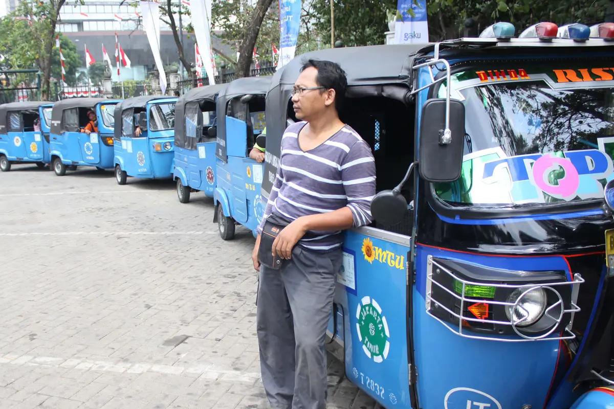 20150815-PT PGN Gratiskan Warga Jakarta Naik Bajaj Gas di HUT RI ke-70-Jakarta