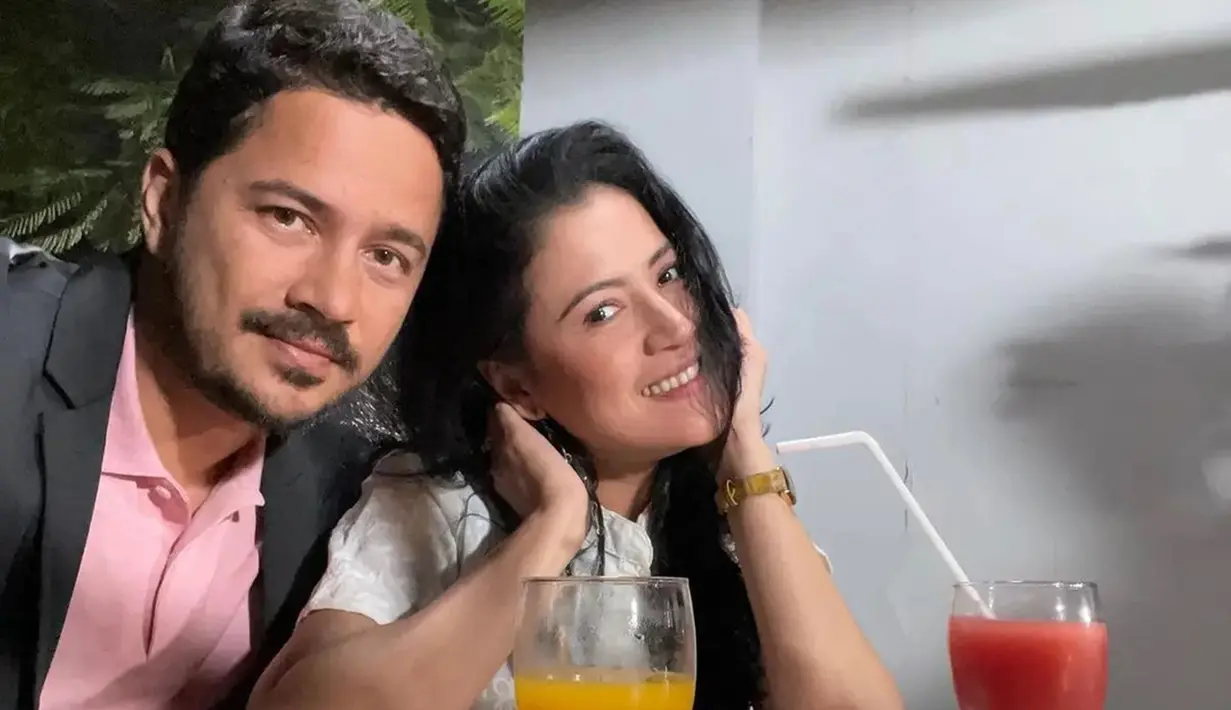 16 tahun menikah tidak membuat rasa cinta keduanya padam. Bahkan keduanya semakin mesra saja. Gaya kebersamaan keduanya bak remaja pacaran yang sedang kasmaran. Dinner bersama menjadi salah satu kegiatan romantis yang dijalani keduanya. (Liputan6.com/IG/f.muchtar360)