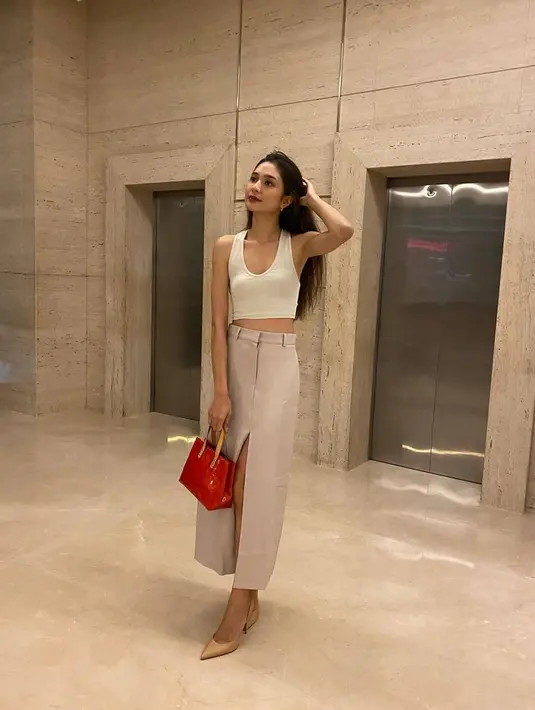 Sosok Mikha Tambayong pun tidak luput dari sorotan. Punya tubuh yang langsing, tidak sedikit netizen yang menganggapnya terlalu kurus. Namun hal ini tidak menjadi soal bagi dirinya dan tetap percaya diri. (Liputan6.com/IG/@miktambayong)
