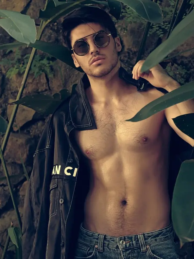 7 Gaya Valentino Peter Pamer ABS Ini Curi Perhatian
