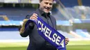 <p>Manajer anyar Chelsea, Mauricio Pochettino berpose untuk fotografer setelah konferensi pers di Stadion Stamford Bridge di London, Jumat, 7 Juli 2023. (AP Photo/Kirsty Wigglesworth)</p>