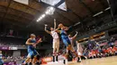 Pemain Satria Muda, Wisnu Arki #32  mencoba melepaskan tembakan saat dihadang pemain Garuda Bandung pada  perempat final Playoffs Indonesia  Basket League (IBL) di Britama Arena, Jakarta, Selasa (17/5/2016). (Bola.com/Nicklas Hanoatubun)