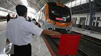KRL melintas saat dilakukan uji coba jalur di Stasiun Tanjung Priok, Jakarta Utara, Senin (23/11). Stasiun bergaya Eropa seluas 3.768 meter persegi tersebut rencananya akan kembali digunakan untuk jalur kereta penumpang. (Liputan6.com/Immanuel Antonius)