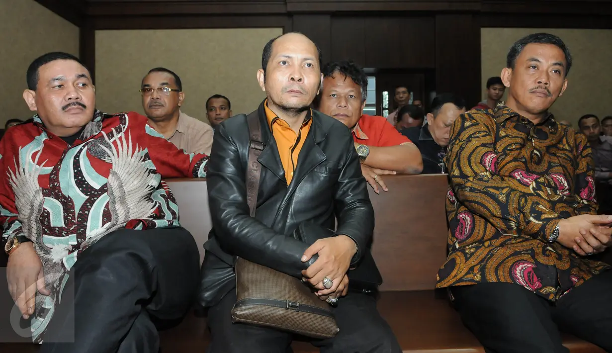 Ketua DPRD DKI Jakarta Prasetio Edi Marsudi (kanan) menjadi saksi kasus dugaan suap di Jakarta,  (20/7). Mantan Presiden Direktur Agung Podomoro Land, Ariesman Widjaja dan anak buahnya Trinanda Prihantoro menjadi terdakwa. (Liputan6.com/Helmi Afandi)