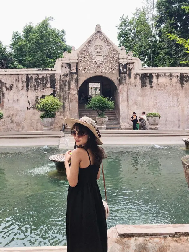 Rilis Single Baru, 7 Gaya Mirriam Eka Tampil Pakai Dress Ini Menawan