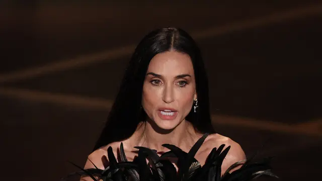 Demi Moore Tebar Pesona Awet Muda Sepanjang Masa di Oscar 2026, Berbalut Gaun Bulu dan Rambut Super Panjang