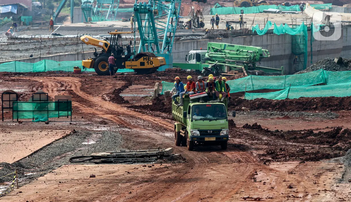 Suasana proyek pembangunan jalan tol Cinere-Jagorawi (Cijago) Seksi III di Kawasan Depok, Jakarta, Jumat (29/7/2022). Proyek strategis Nasional (PSN) Jalan Tol Cijago Seksi III ini merupakan tahapan terakhir yang menghubungkan kawasan Kukusan - Simpang Krukut yang tersambung dengan Jalan Tol Depok - Antasari (Desari) dan Simpang Krukut - cinere yang tersambung dengan Tol Serpong - Cinere dan ditargetkan selesai pada Oktober 2022 mendatang. (Liputan6.com/Johan Tallo)