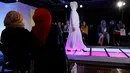 Seorang model membawakan rancangan dari brand Meem Clothings dalam Tokyo Modest Fashion Show di Halal Expo Japan, Tokyo, Selasa (22/11). Menurut penyelenggara ini merupakan peragaan busana perempuan muslim pertama di Jepang. (REUTERS/Toru Hanai)