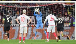 Kiper Juventus Mattia Perin (tengah) menangkap bola pada laga fase liga Liga Champions antara Monaco vs Juventus di Monaco, Rabu, 28 Januari 2026. (AP Photo/Philippe Magoni)