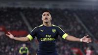 Alexis Sanchez merayakan golnya ke gawang Soton pada laga Premier League di St Mary's stadium, Southampton, (10/5/2017). Arsenal menang 2-0. (Nick Potts/PA via AP)
