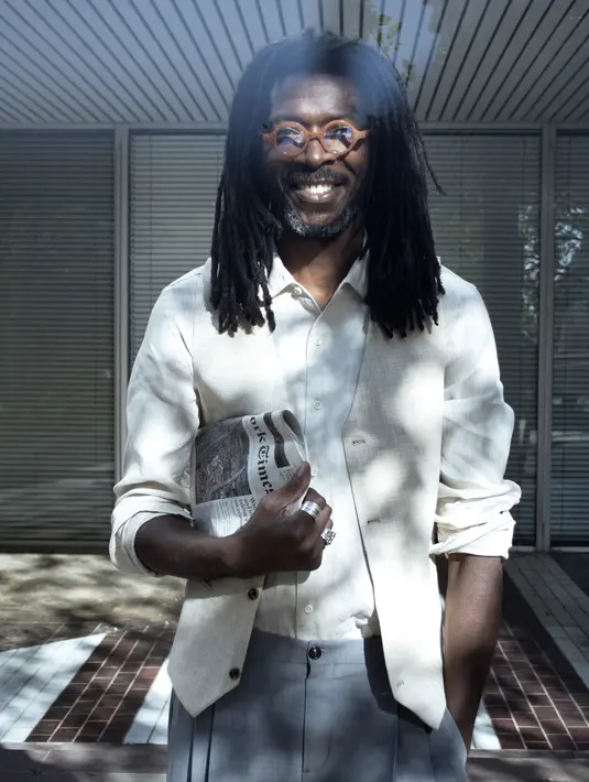 Izipizi Ouiet Green memiliki warna hijau yang menenangkan. Bingkai dari model ini transparan dan lensanya gradien. Foto: Document/Izipizi.