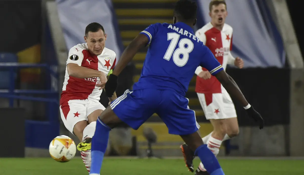 Bek Slavia Praha, Jan Boril (kiri) melepaskan umpan di depan gelandang Leicester City, Daniel Amartey dalam laga leg kedua babak 32 Besar Liga Europa 2020/21 di King Power Stadium, Kamis (25/2/2021). Slavia Praha menang 2-0 atas Leicester City dan lolos ke babak 16 Besar. (AP/Rui Vieira)