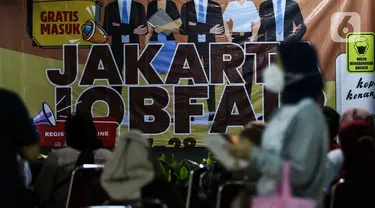 Sejumlah pencari kerja mengunjungi acara "Jakarta Job Fair" di Pasaraya Blok M, Jakarta, Kamis (28/7/2022). Pameran bursa kerja di lima wilayah kota administrasi Jakarta tersebut diikuti lebih dari 200 perusahaan dan terdapat 20 ribu lowongan pekerjaan. (Liputan6.com/Johan Tallo)