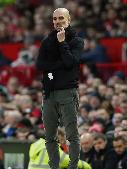 Ekspresi pelatih Manchester City Pep Guardiola saat menyaksikan anak asuhnya menghadapi Manchester United pada pertandingan Liga Inggris di Old Trafford, Manchester, Inggris, Minggu (8/3/2020). Manchester United menang 2-0. (AP Photo/Dave Thompson)
