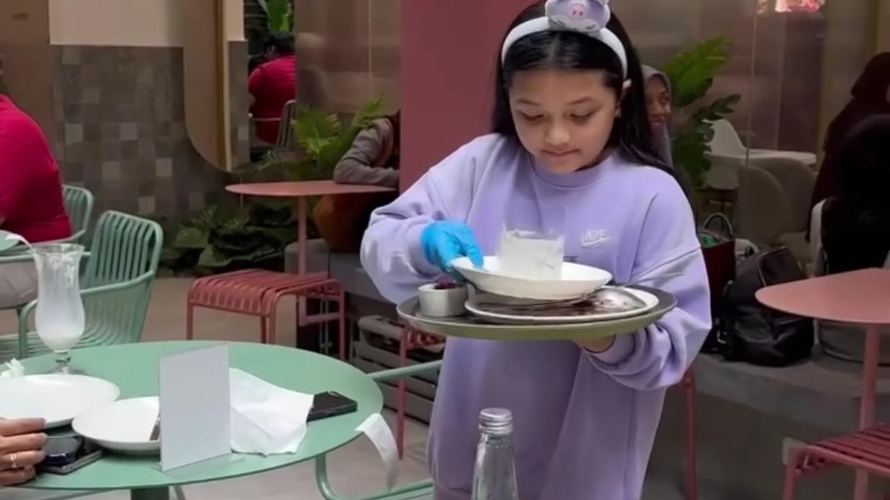 Seperti saat mengantar pesanan, Arsy juga menata dan membawa piring serta gelas kosong dengan kecepatan dan kehati-hatian yang sama.<br><br>