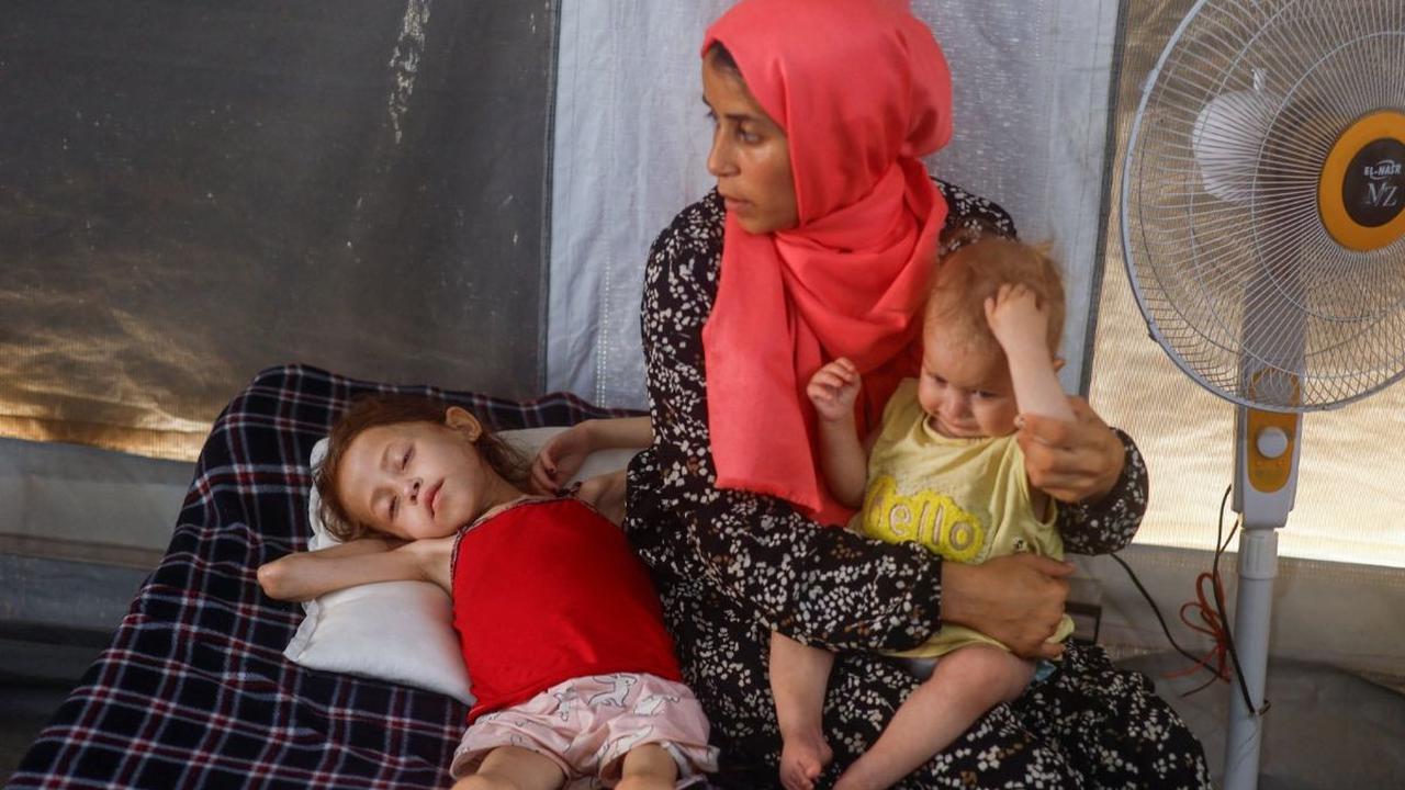 Jana Ayad, seorang gadis Palestina yang kekurangan gizi, terbaring di sebelah ibunya saat menjalani perawatan di klinik lapangan Korps Medis Internasional (IMC), Deir Al-Balah, Jalur Gaza, Palestina, pada 22 Juni 2024. Sejak pertempuran Israel dan Hamas m