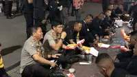 Kapolda Maluku Inspektur Jenderal Royke Lumowa berbuka bersama anak buahnya di pos polisi bundara Hotel Indonesia. (Liputan6.com/Putu Merta Surya Putra)
