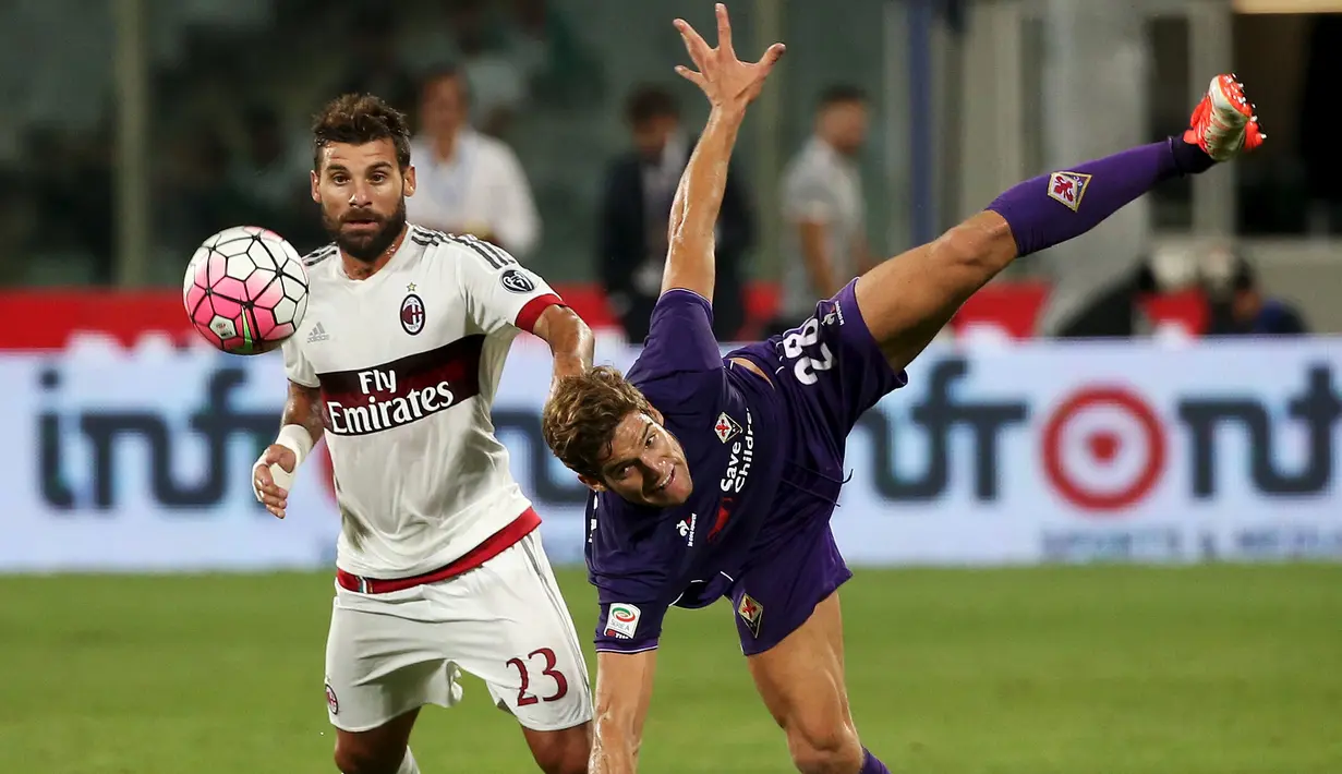Bek Fiorentina Marcos Alonso (kanan) saat berebut bola dengan gelandang AC Milan Antonio Nocerino  pada pertandingan Liga Italia di stadion Florence, Italia, (23/8/2015). Gol Fiorentina dicetak Marcos Alonso dan Josip Ilicic. (REUTERS/Alessandro Bianchi)